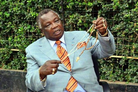 COTU Secretary General Francis Atwoli holds his Catholic rosary.