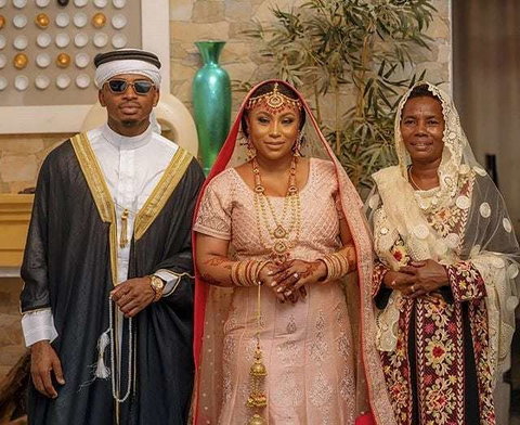 Family: Diamond Platnumz with mum and sister, Esma