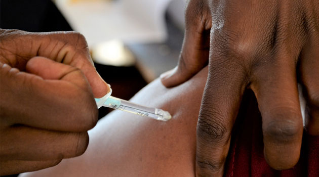 Kenyans rush for COVID vaccine as govt insists on travel requirements » Capital News