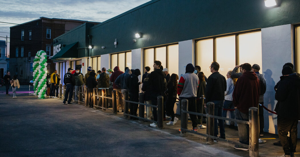 N.J. Legal Marijuana Sales Begin With Early Lines and Free Food