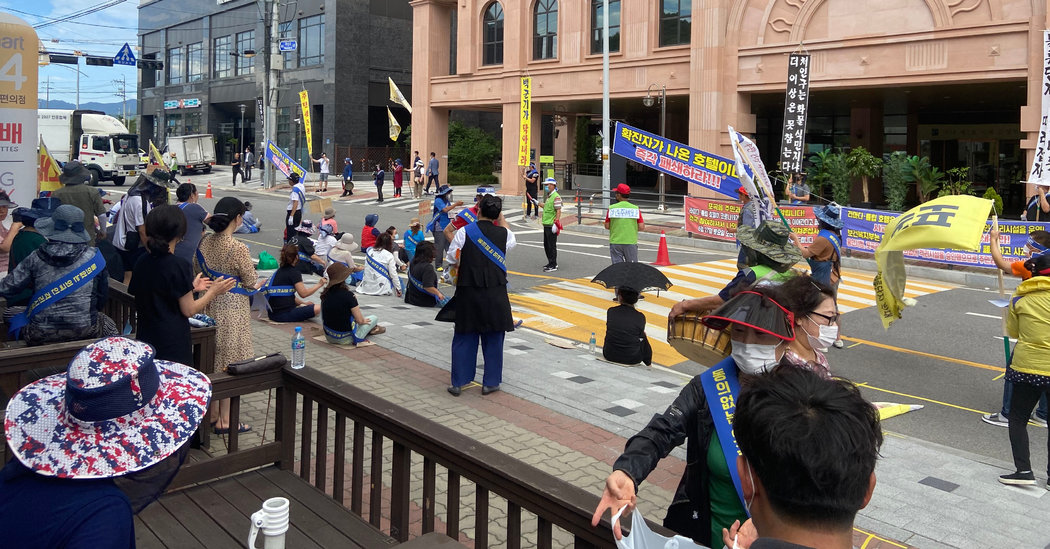 South Korea Quarantine Hotel Is Targeted by Angry (and Noisy) Protesters