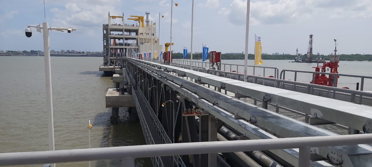 Kenyatta, Chinese FM inspect and test Sh50bn Kipevu oil terminal