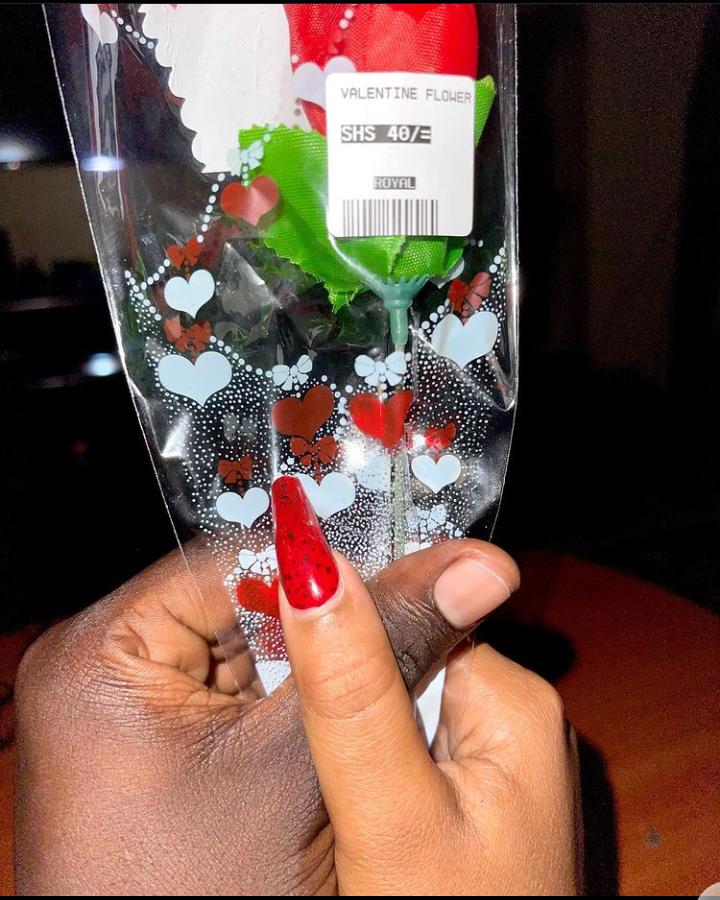Chali Stingy! Fans React As Mulamwah Gifts Girlfriend Flower Worth Ksh 40 (Photo)