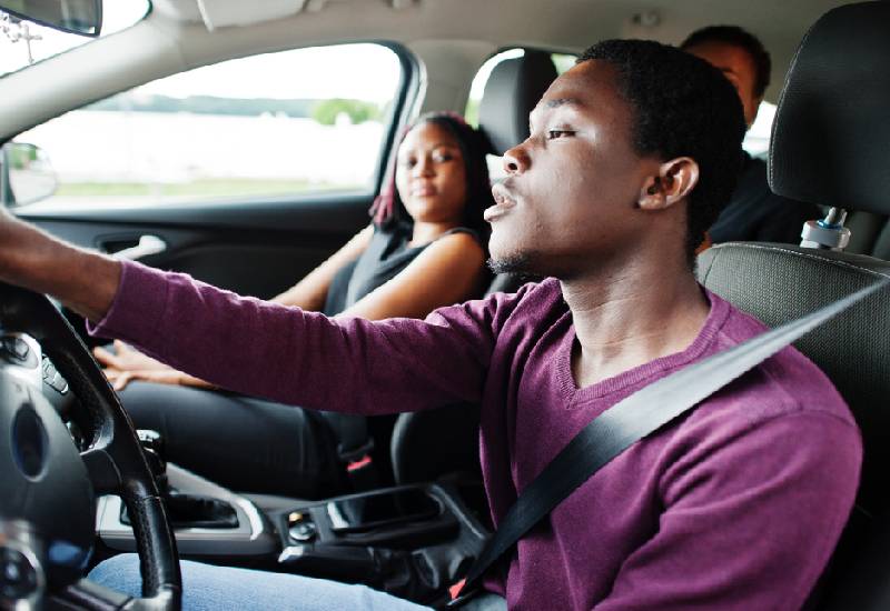 Men talk: Donât let her male BFF bother you