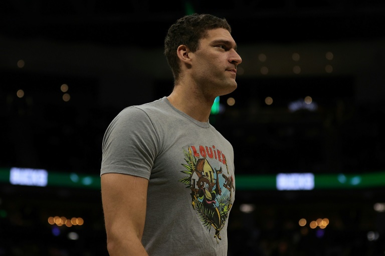 NBA Bucks center Lopez has back surgery