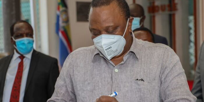 Kenyans Swarm Uhuru With Messages Ahead of Address [VIDEO]