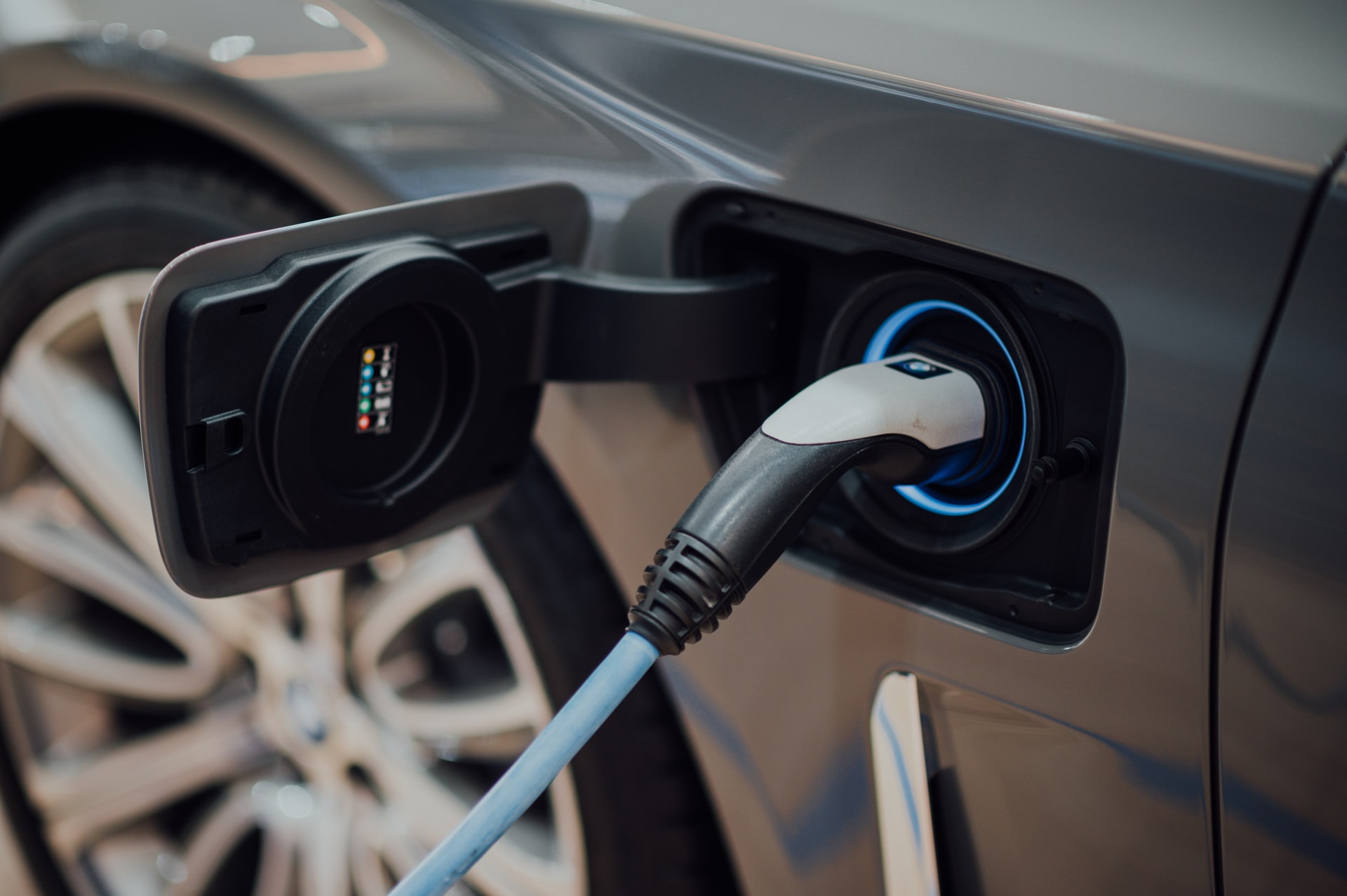 Volvo to convert largest factory for electric cars