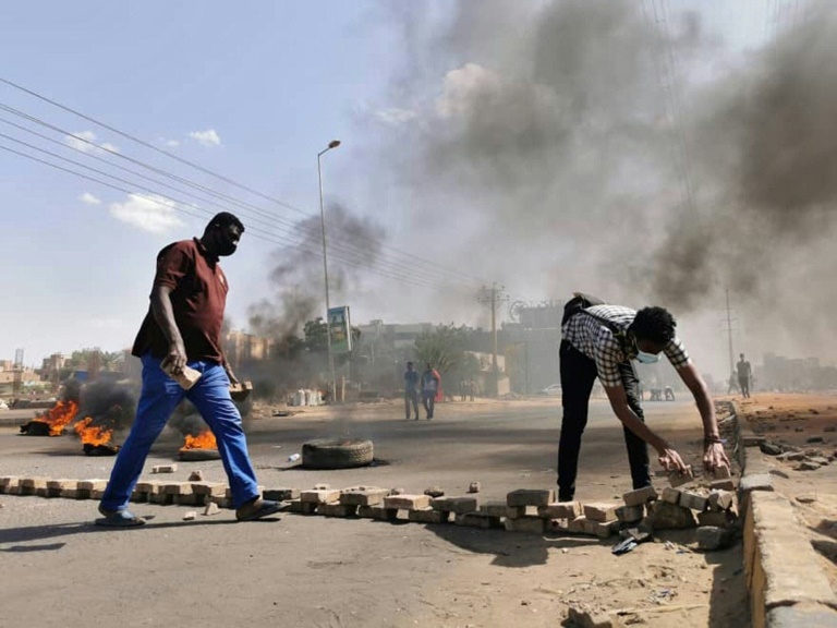 Sudanese anti-coup protesters barricade streets » Capital News
