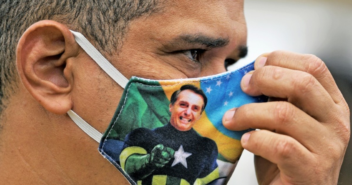 Bolsonaro fans applaud his maverick virus response [ARTICLE]