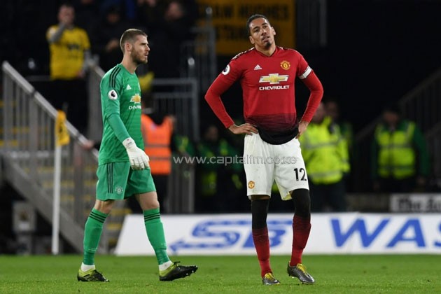 Ten-man Manchester United crash at Wolves