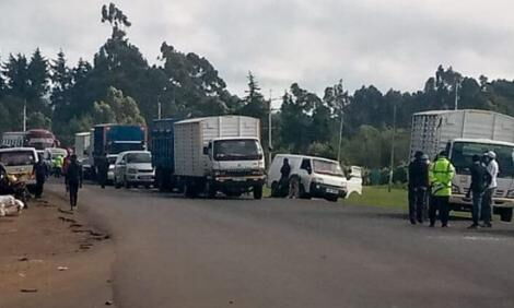 Police set up roadblocks isolating the Nairobi Metropolitan Area on April 7, 2020.