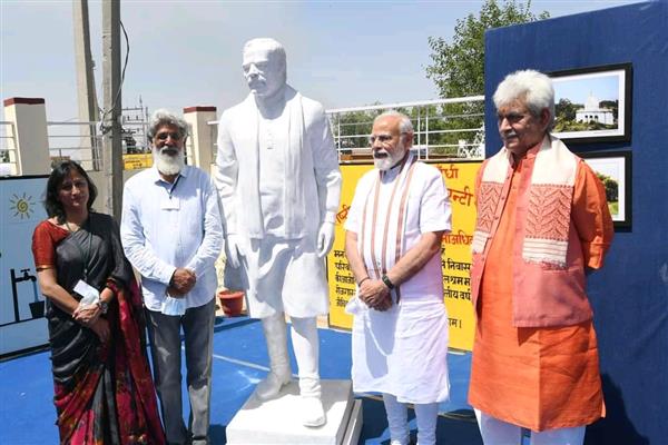 India's PM Modi visits INTACH photo gallery in Jammu, meets sculptor who made his statue » Capital News
