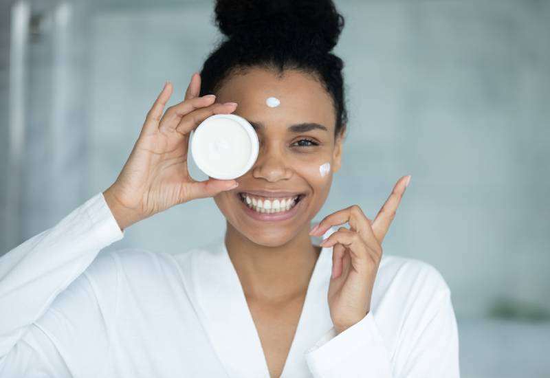 Five skincare tips for the holidays Eve woman
