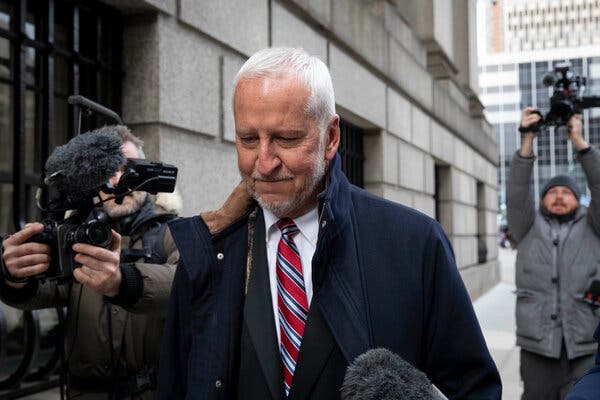 Larry Visoski, Jeffrey Epstein’s former pilot, arrived at Federal District Court in Manhattan on Tuesday to continue his testimony. He was the first witness called at Ghislaine Maxwell’s trial. 