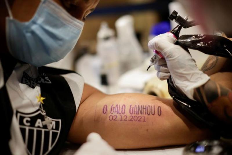 Fans queue for free tattoos to celebrate their first Brazilian league title in 50 years : The standard Sports