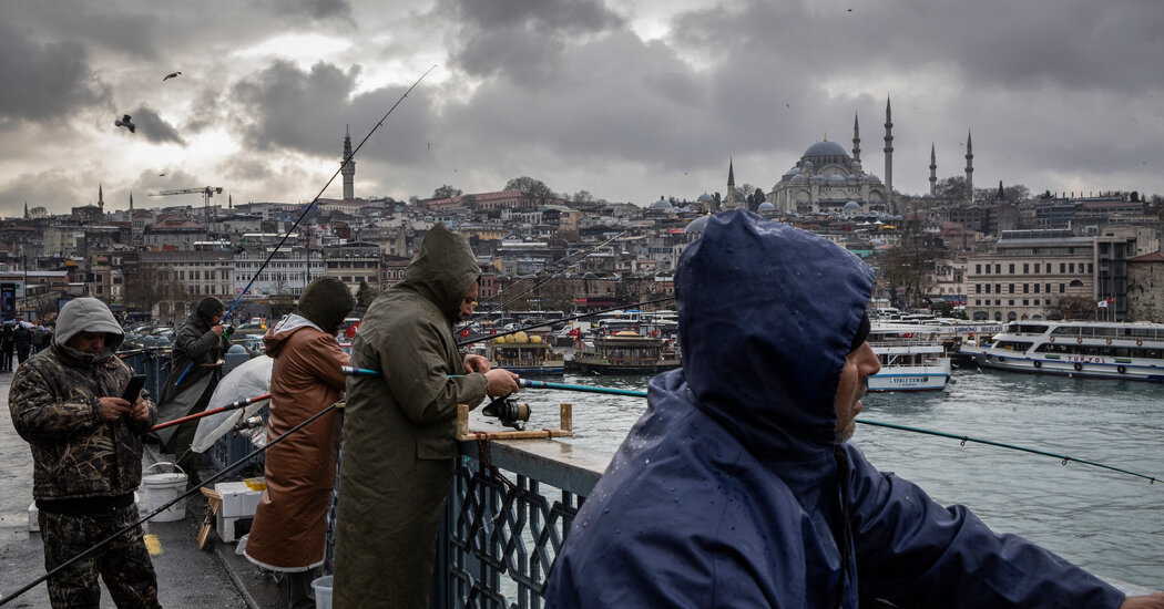 Cashing In Grandma’s Gold Coins, a Turkish Family Struggles to Get By