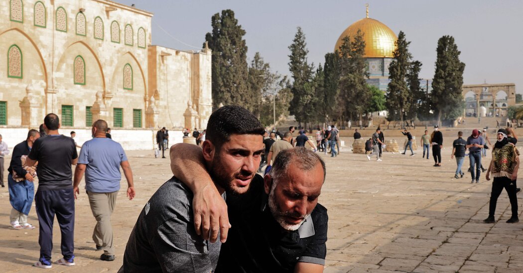 Hundreds Hurt in Clashes at Aqsa Mosque as Tension Rises in Jerusalem