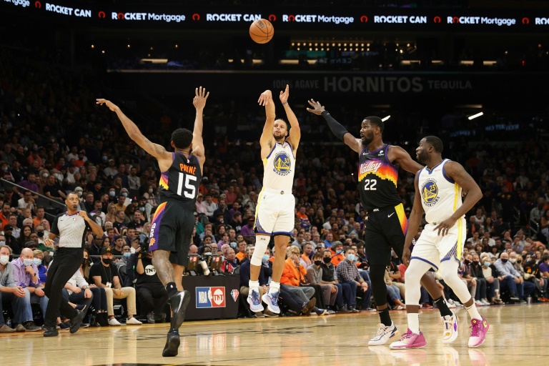 Suns streak past Warriors, Nets sink Knicks in NBA