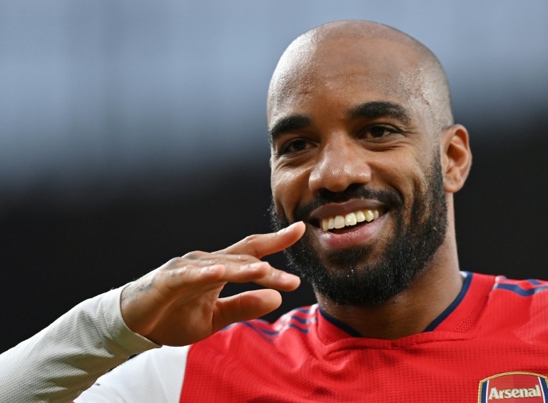 Arsenal beat Leicester to maintain Champions League push