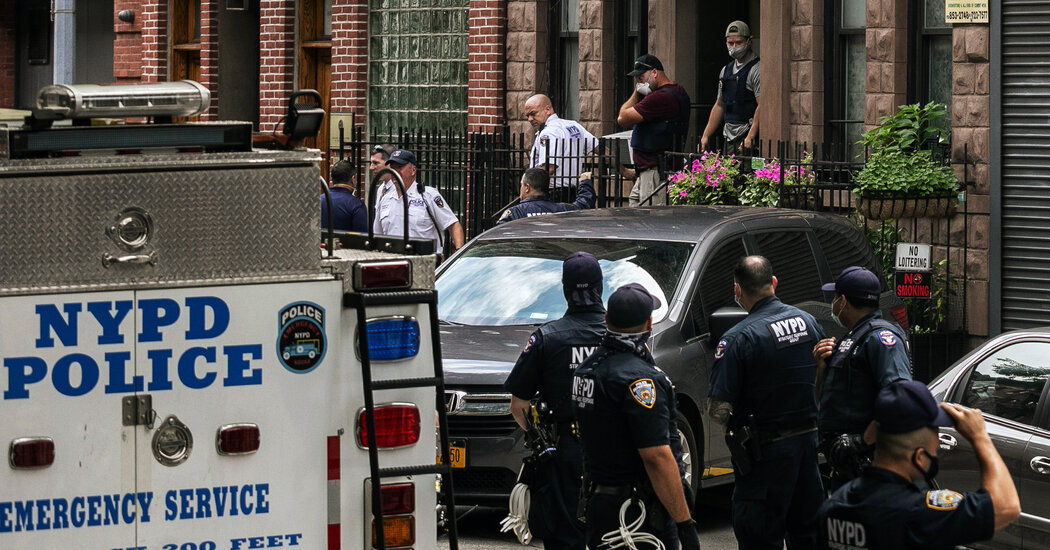 N.Y.P.D. Besieges a Protest Leader as He Broadcasts Live