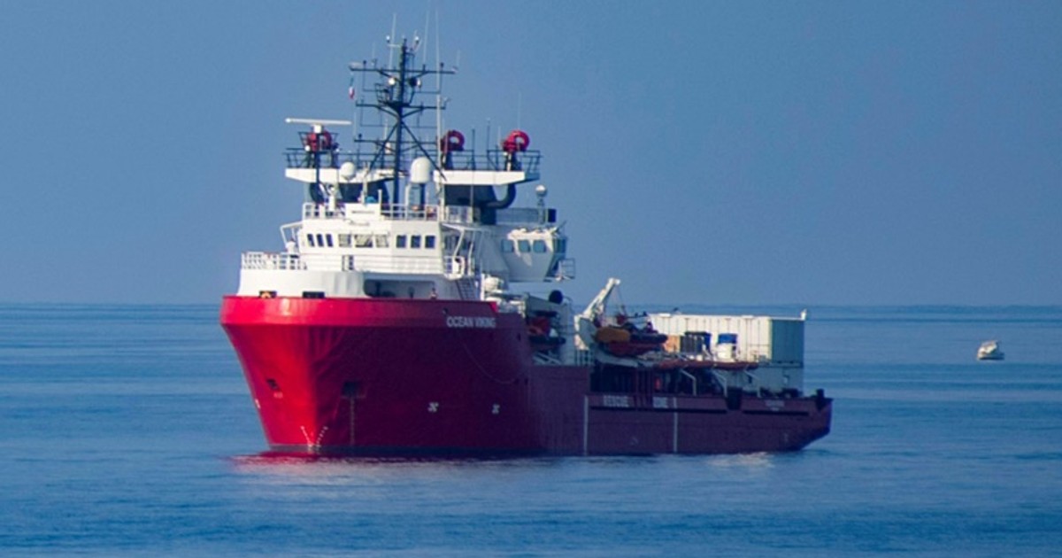 Suicide attempts, fights aboard rescue boat carrying 180 migrants [ARTICLE]