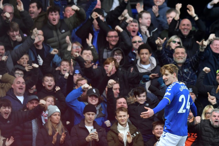 Everton beat misfiring Man Utd to boost survival hopes