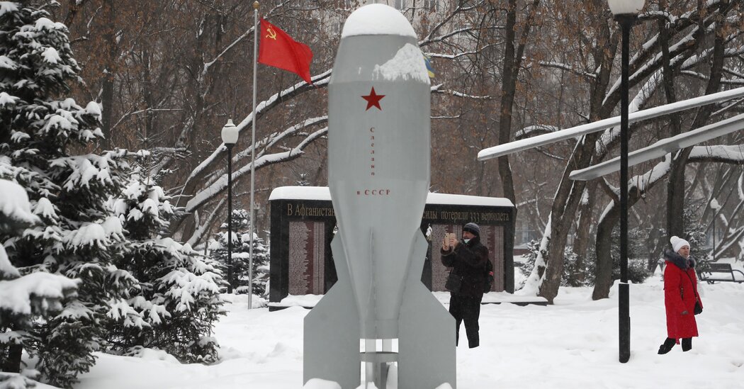 Opinion | Defying Putin’s Nuclear Threat — Responsibly
