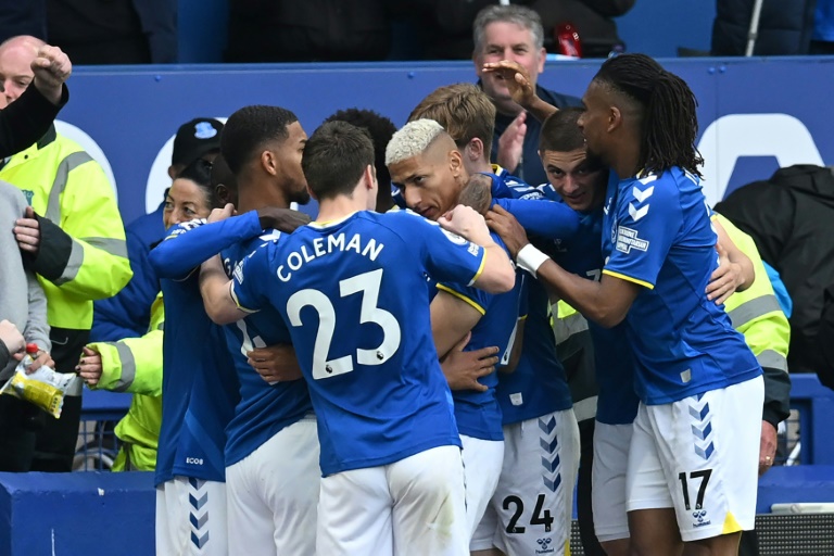 Everton earn priceless win, Arsenal ahead of Spurs in top-four race