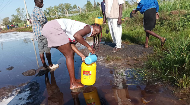Kisumu residents defy police orders to siphon diesel from leaking pipeline » Capital News