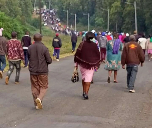 People heading to Sagana state lodge to hear President Uhuru speech in Mt Kenya