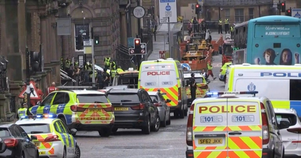 Six injured in Glasgow stabbing, suspect killed [ARTICLE]