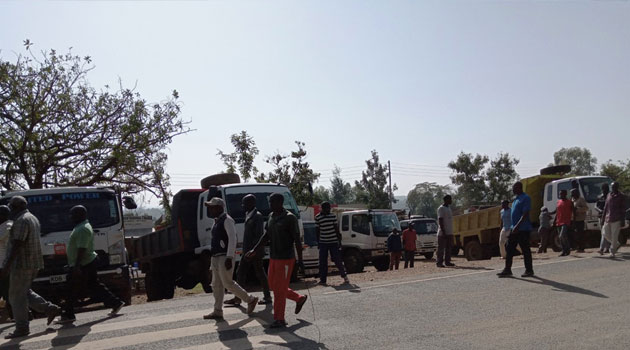Homa Bay sand transporters protest 'harassment' by police, revenue officials » Capital News