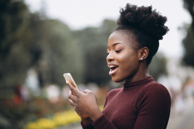 African american business woman with phone | Free Photo