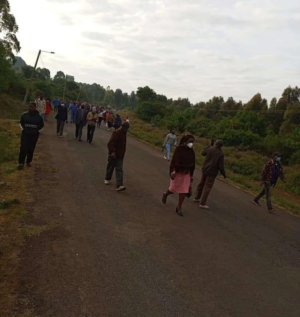 Hundreds of residents marches to Sagana state lodge for Uhuru's meeting