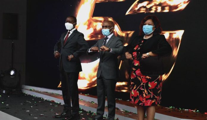 Safaricom CEO Peter Ndegwa (Centre) pictured when the company launched 15 5G sites in March. The firm plans on expanding the network infrastructure to 250 by the end of 2021. 