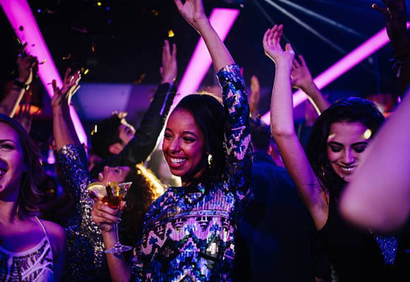 How you can stay safe when clubbing Eve woman