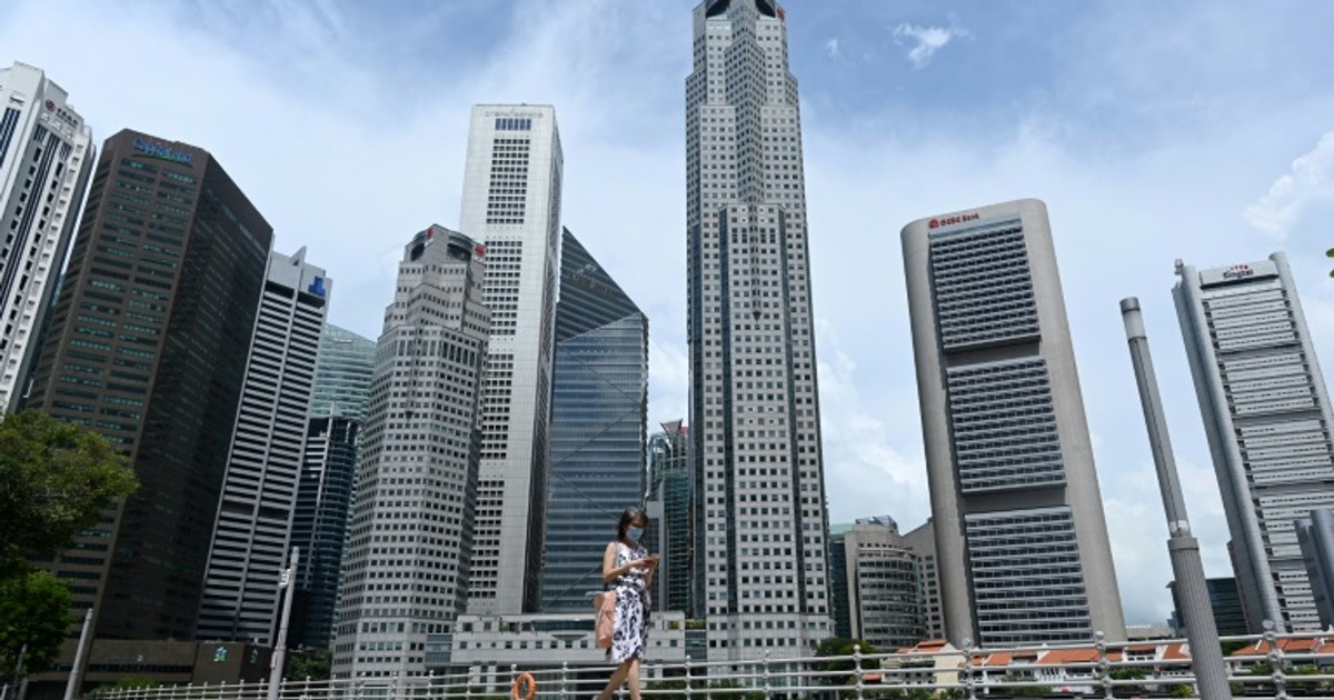 Brits banned from working in Singapore for lockdown pub crawl [ARTICLE]