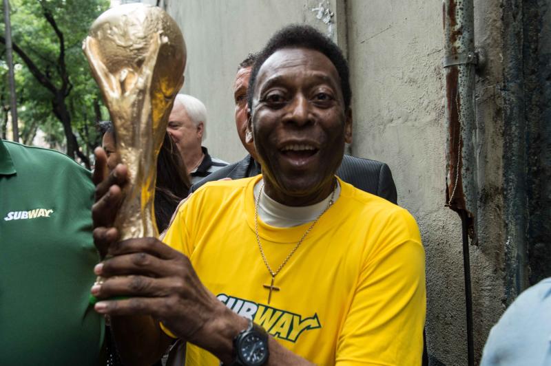 Urinary infection prolongs Pele's stay in hospital : The standard Sports