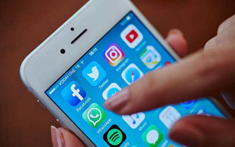 WhatsApp to test application to ease group chats