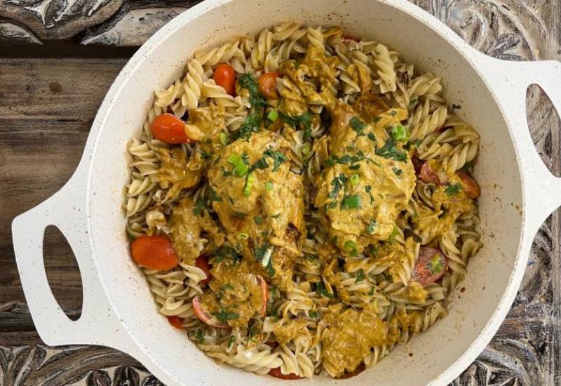 Coconut chicken breast with pasta Eve woman