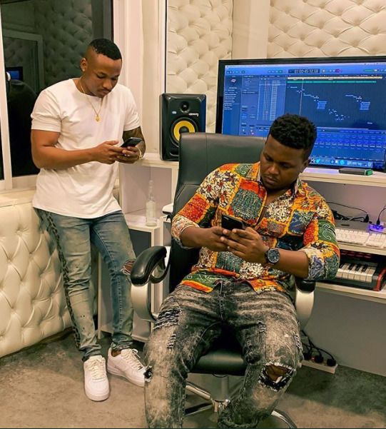 “Umevaa samosa?” Otile Brown savagely trolled by fans after parading long legs in tiny red panty
