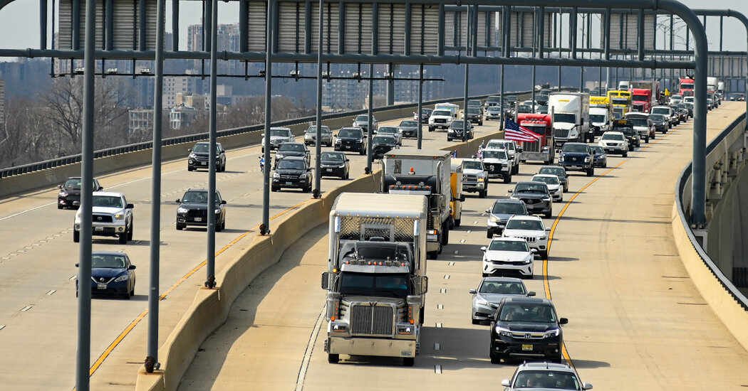 Truckers Protest Mandates on D.S. Beltway for a Second Day