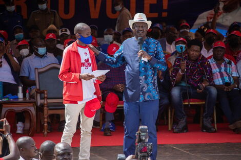 Crowd Cheers as Raila Rescues Thika Hawker [VIDEO]