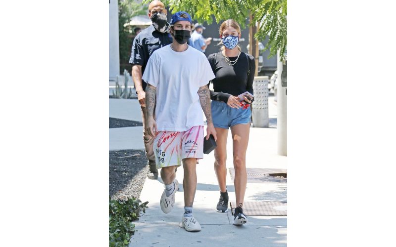 Justin Bieber and Hailey put face masks back on days after hosting rule-breaking bash