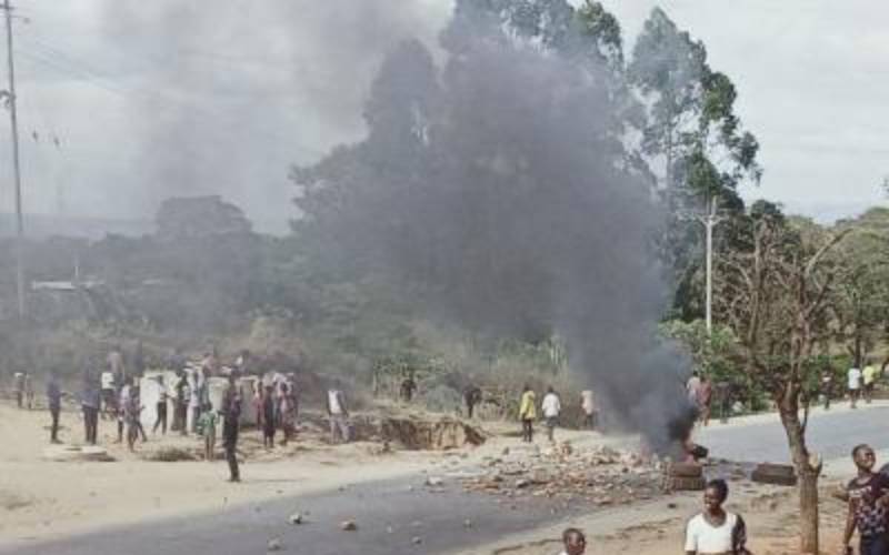 Kitale-Lodwar road blocked by irate locals baying for blood of suspected kidnapper
