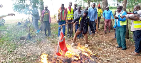 Kisii bodaboda riders burning Rutos campaign materials.