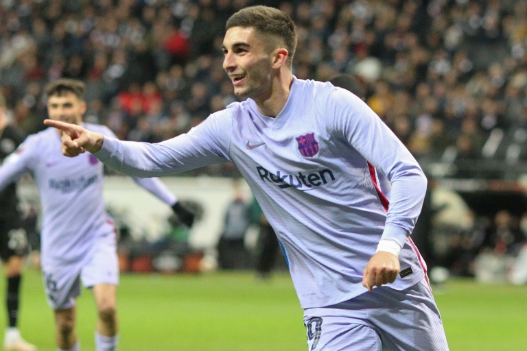 Torres equaliser rescues Barcelona, 10-man West Ham draw with Lyon