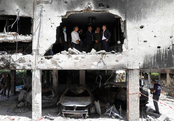 Germany’s foreign minister, Heiko Maas, with his Israeli counterpart on Thursday during a visit to a building that was hit by a Hamas rocket in the Israeli city of Petah Tikva.