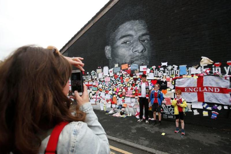 'We love you' - England football fans defend Rashford after racist abuse : The standard Sports
