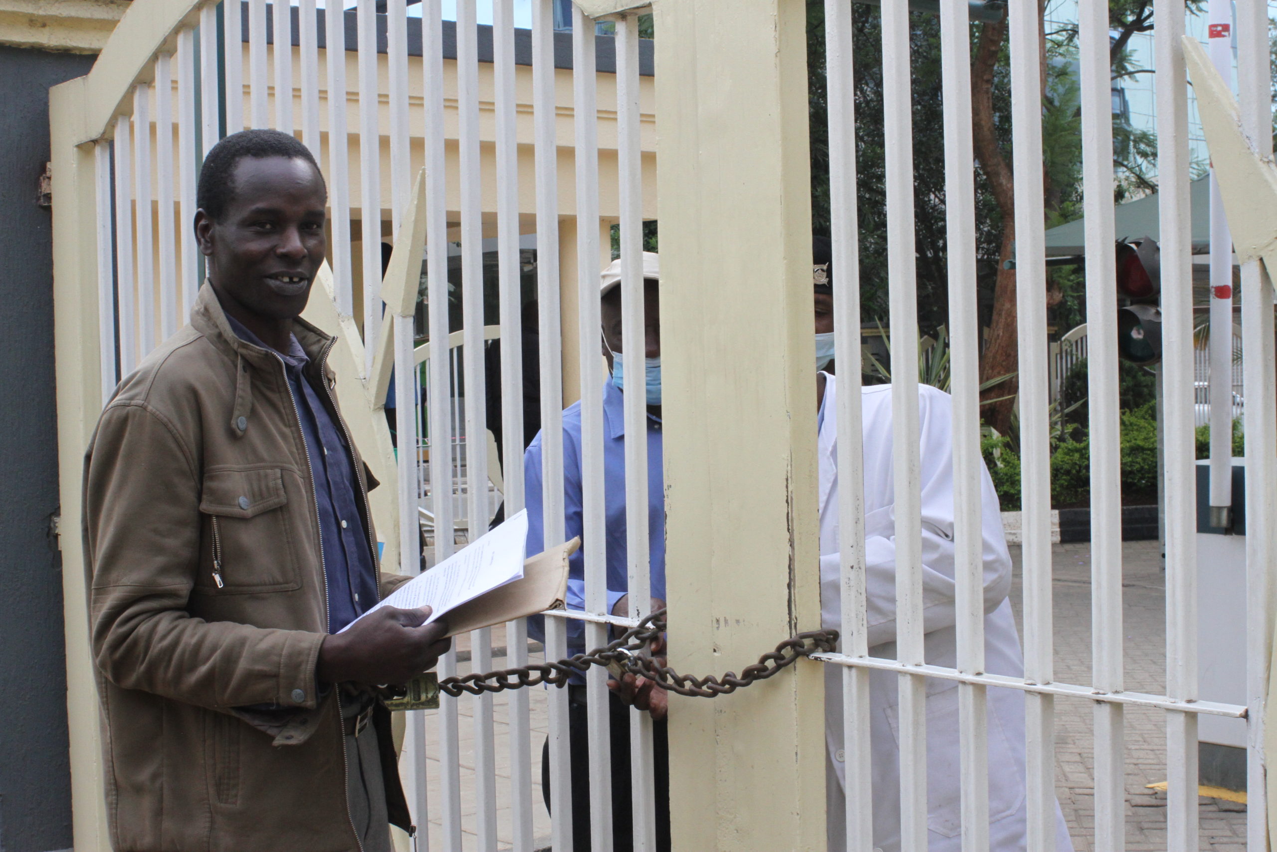 Drama as 'hustler' chains himself at DP Ruto's office to demand a job » Capital News